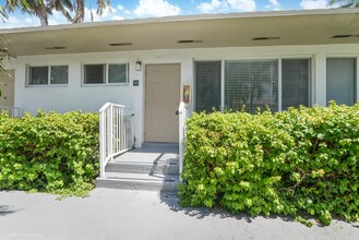9800 East Bay Harbor Drive in Bay Harbor Islands, FL - Foto de edificio - Building Photo