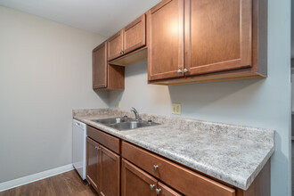 Columbia Square South *RENOVATED APARTMENTS!* in Grand Forks, ND - Building Photo - Building Photo