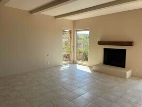 4 Old Agua Fria Rd E in Santa Fe, NM - Foto de edificio - Building Photo