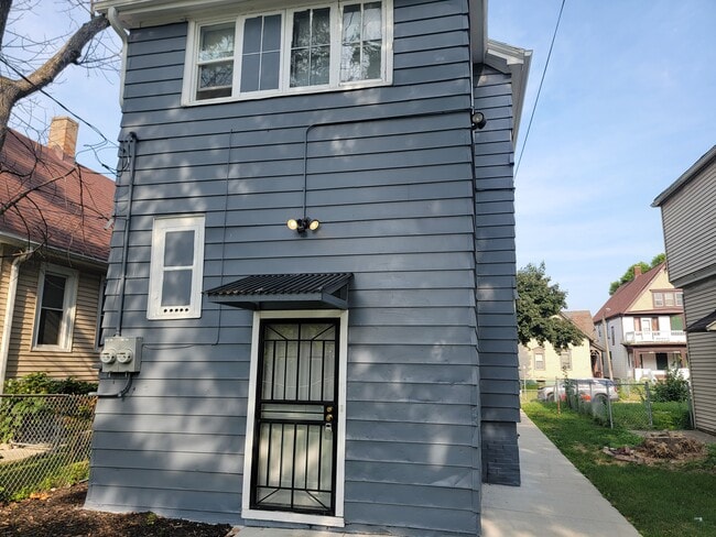 2911 N 9th St, Unit 2911-A in Milwaukee, WI - Building Photo - Building Photo