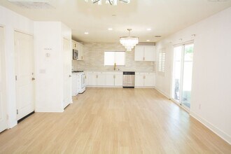 827 Pine Ave in San Jacinto, CA - Foto de edificio - Building Photo