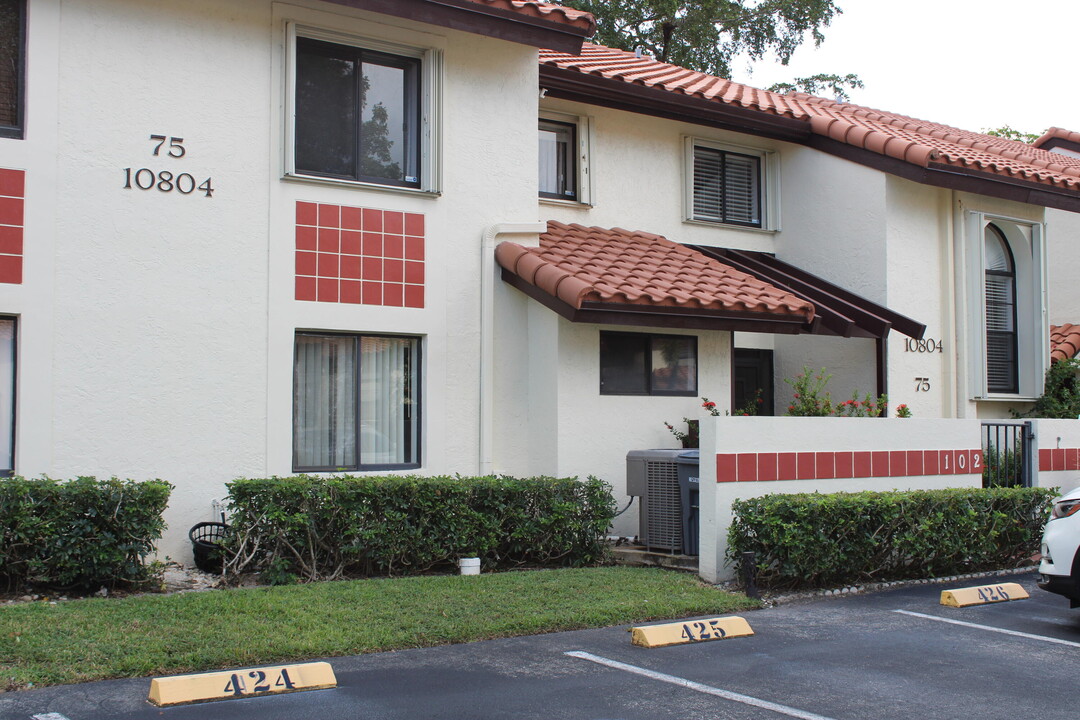 10804 Bahama Palm Way-Unit -102 in Boynton Beach, FL - Foto de edificio