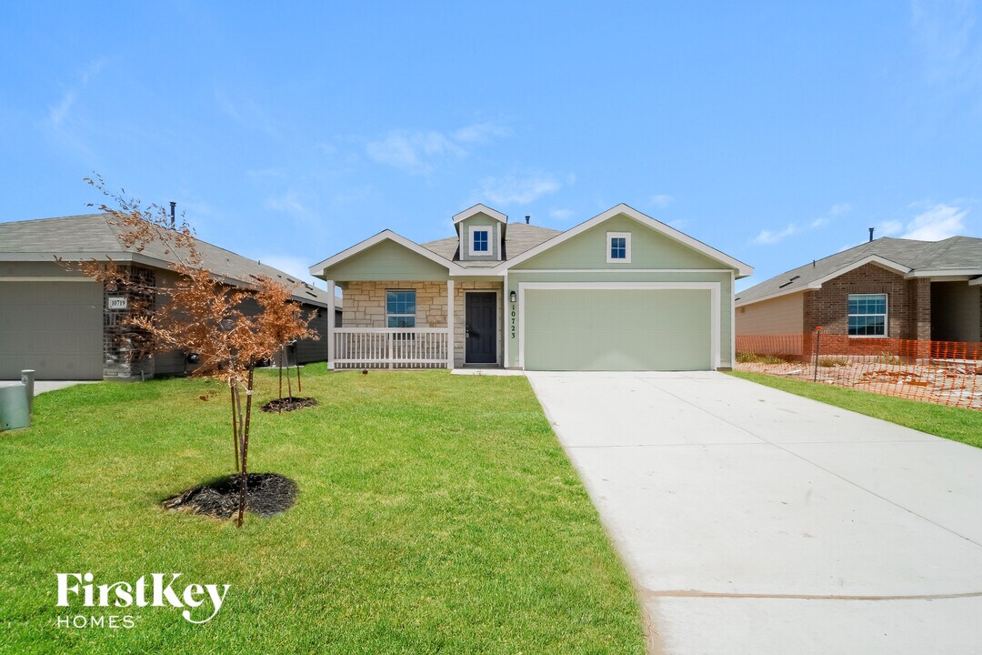 10723 Vinateros Dr in Converse, TX - Foto de edificio