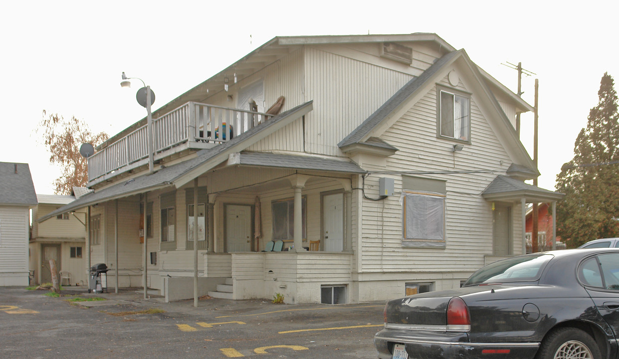 16 N 11th Ave in Yakima, WA - Foto de edificio