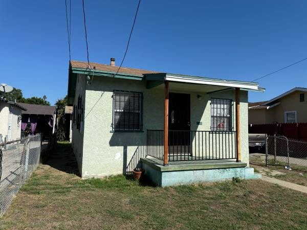 property at 1423 E 60th St