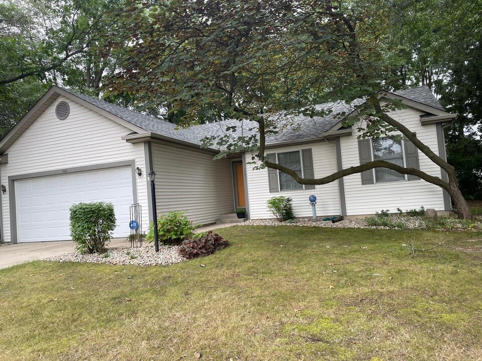 1221 Alex Way in Mishawaka, IN - Building Photo