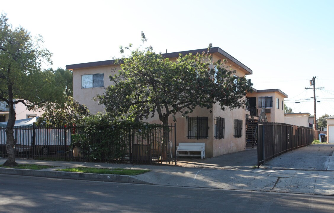 136 E 41st Pl in Los Angeles, CA - Building Photo