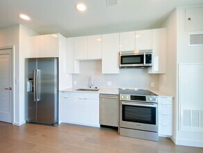 36 Lewis St, Unit #308 in Boston, MA - Building Photo - Building Photo