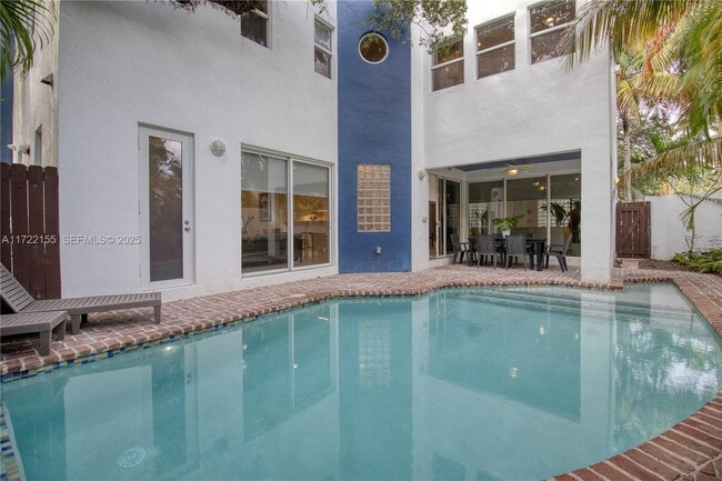 2200 Lincoln Ave in Miami, FL - Foto de edificio - Building Photo