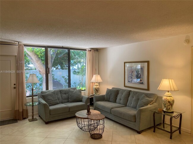 1696 S Ocean Ln in Fort Lauderdale, FL - Foto de edificio - Building Photo