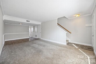 7906 Oak Meadow Ct in Charlotte, NC - Foto de edificio - Building Photo