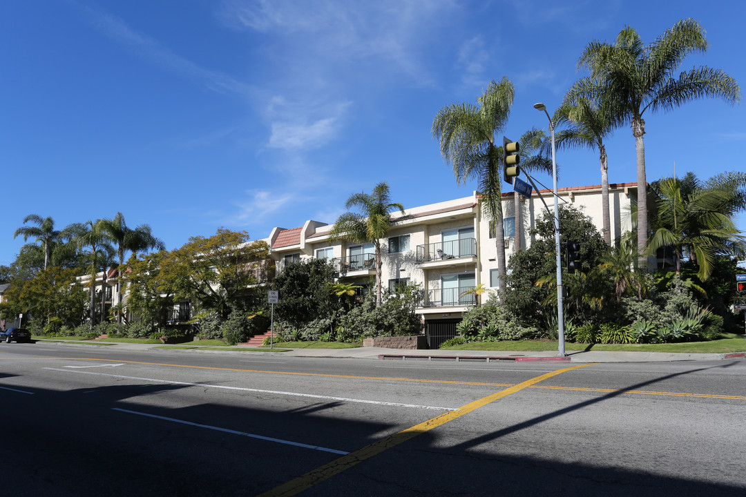 Palmera Luxury Apartments in Los Angeles, CA - Building Photo