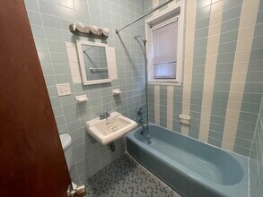 2009 Commonwealth Ave, Unit 1 in Boston, MA - Foto de edificio - Building Photo