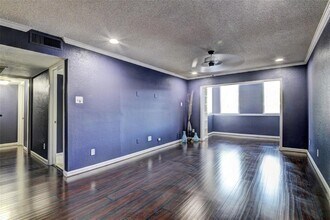 7575 Katy Fwy-Unit -26 in Houston, TX - Foto de edificio - Building Photo