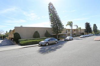 Mount Clef Apartments in Thousand Oaks, CA - Building Photo - Building Photo