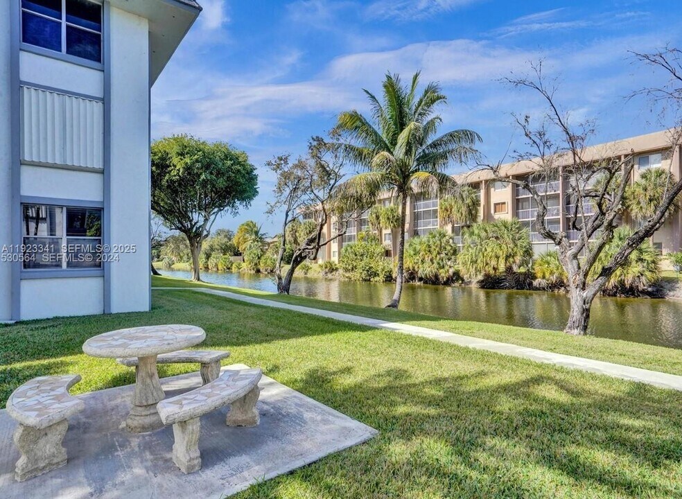 6705 NW 169th St in Hialeah, FL - Foto de edificio