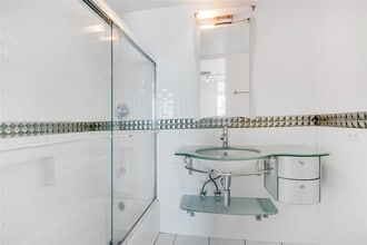 5055 Collins Ave, Unit 6A in Miami Beach, FL - Building Photo - Building Photo