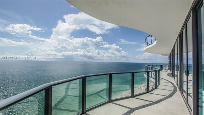 19575 Collins Ave in Sunny Isles Beach, FL - Foto de edificio - Building Photo