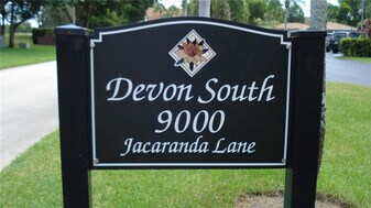 9000 Jacaranda Ln in Plantation, FL - Building Photo