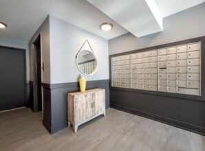 529 W Surf St, Unit 519 in Chicago, IL - Building Photo - Building Photo