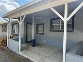 824 S Lone Oak Dr in Leesburg, FL - Building Photo