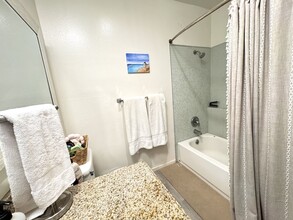 1707 Pacific Coast Hwy, Unit 124 in Hermosa Beach, CA - Foto de edificio - Building Photo