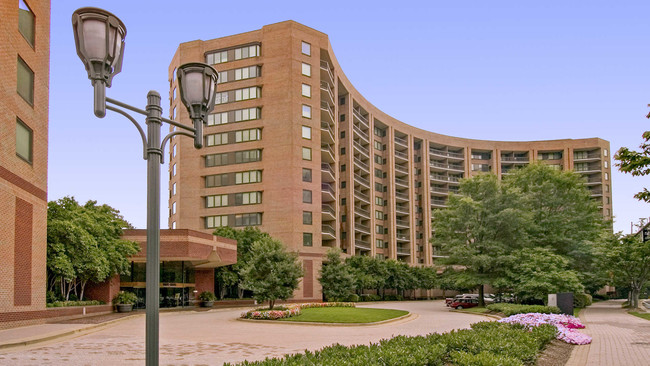 Water Park Towers in Arlington, VA - Foto de edificio - Building Photo