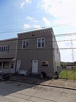 212 5th St, Unit Second floor in Avonmore, PA - Building Photo