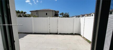 10958 W 33rd Way in Hialeah, FL - Building Photo - Building Photo
