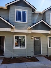 Cherry Blossom Village in Eugene, OR - Foto de edificio - Building Photo