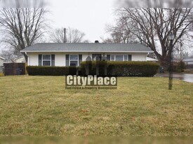 604 E Pearl St in Greenwood, IN - Building Photo