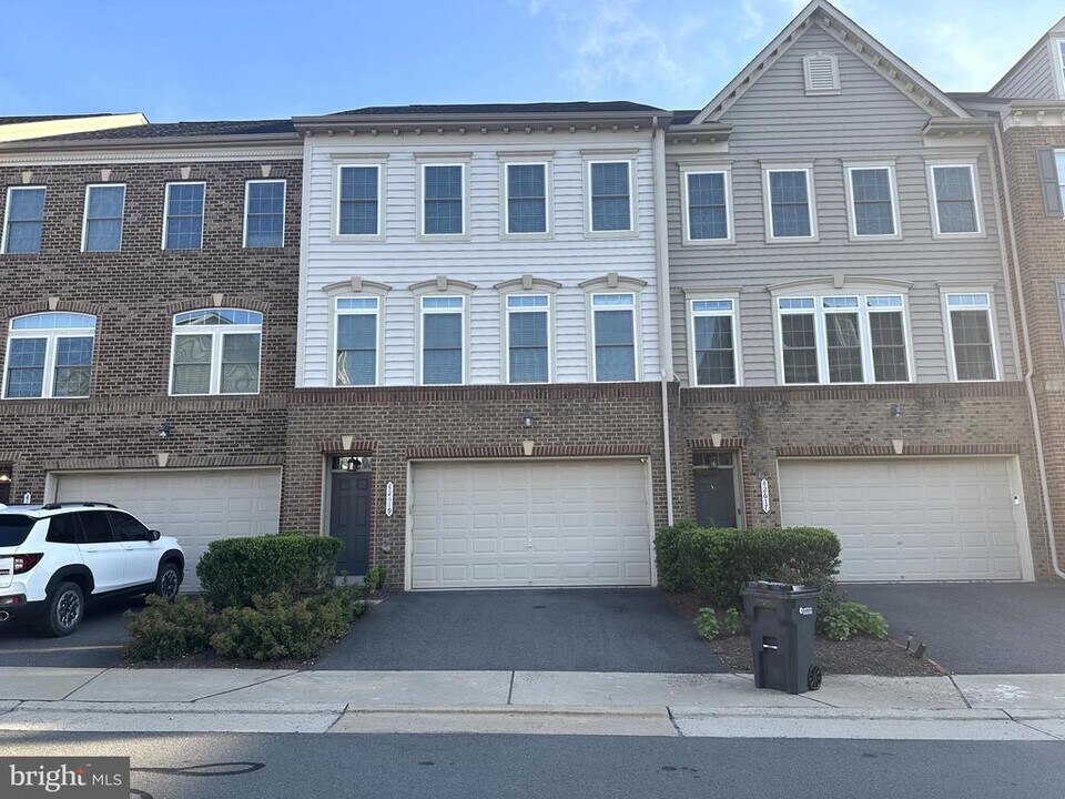 42619 Harlow Meadows Terrace in Sterling, VA - Building Photo
