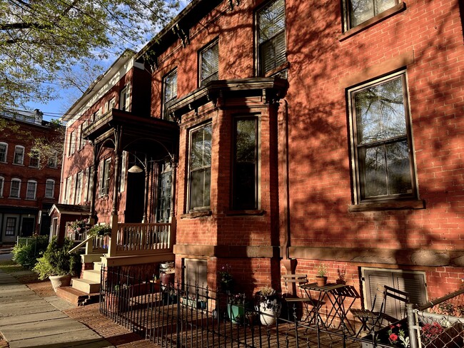 35 S Bridge St, Unit 2 in Poughkeepsie, NY - Foto de edificio - Building Photo