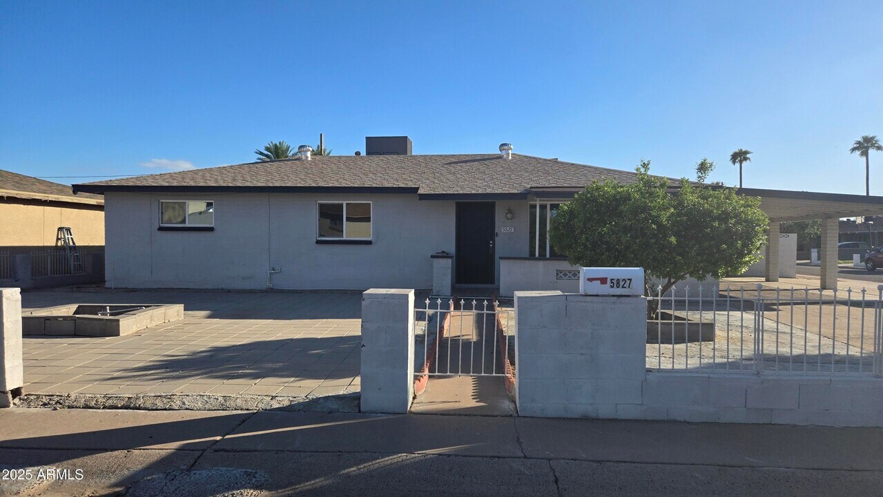 5827 N 22nd Dr in Phoenix, AZ - Building Photo