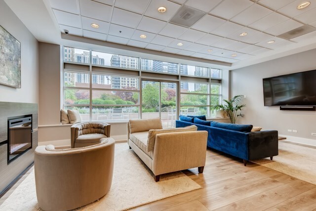 545 N Dearborn St, Unit 2201 in Chicago, IL - Building Photo