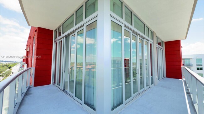 7825 NW 107th Ave in Doral, FL - Building Photo - Building Photo