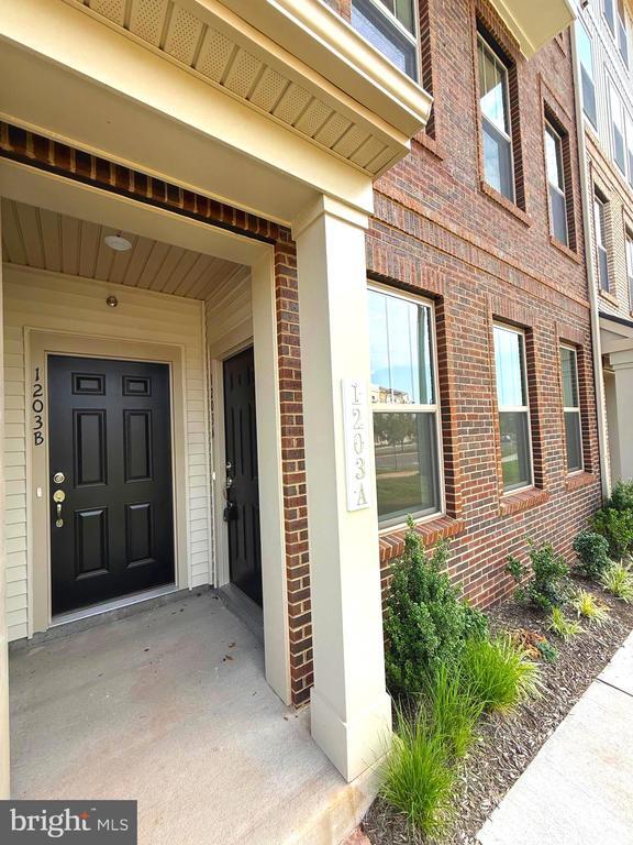 8739 Plantation Ln in Manassas Park, VA - Building Photo - Building Photo