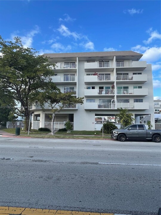 1975 Normandy Dr in Miami Beach, FL - Building Photo