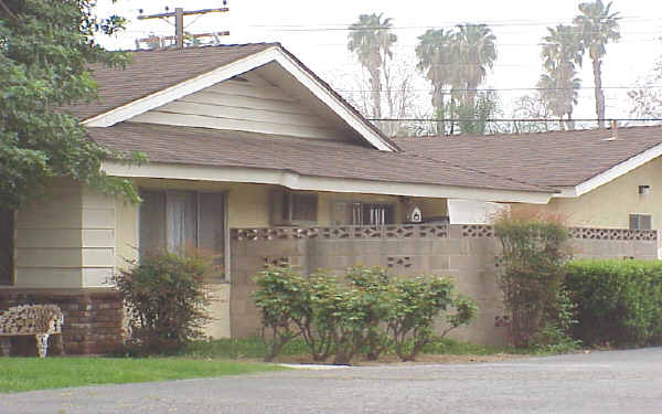 Roosevelt Courts in Redlands, CA - Building Photo