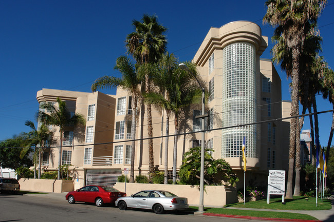 Westwood Kelton Towers in Los Angeles, CA - Foto de edificio - Building Photo