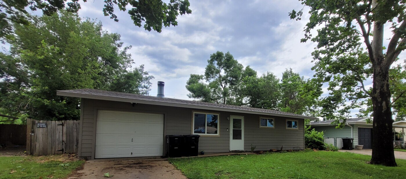 1208 Yale Ave in Salina, KS - Building Photo