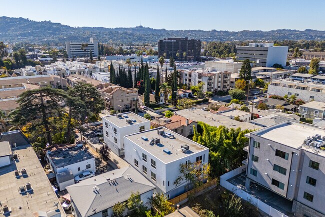 10801 Kling St in North Hollywood, CA - Building Photo - Building Photo