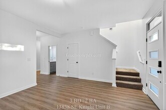 13838 SE Knight St in Portland, OR - Foto de edificio - Building Photo