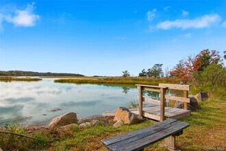 14 Flax Pond Woods Rd in East Setauket, NY - Building Photo - Building Photo