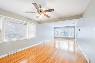 7637 S Essex Ave in Chicago, IL - Foto de edificio - Building Photo