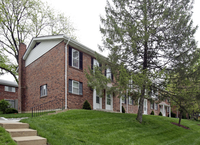 The Cloisters Apartments in Kirkwood, MO - Building Photo - Building Photo