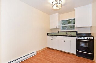 11240 SW Barbur Blvd, Unit 27 in Portland, OR - Building Photo