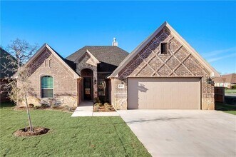 3100 Main St in Granbury, TX - Building Photo - Building Photo