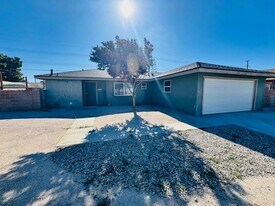 45402 5th St E in Lancaster, CA - Building Photo