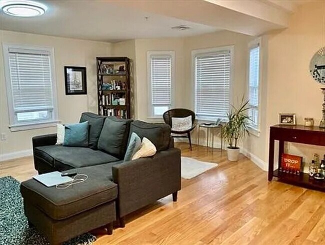 553 Washington St in Quincy, MA - Building Photo - Building Photo